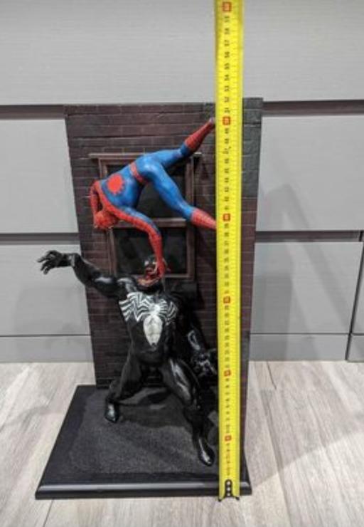  — spiderman & venom statue