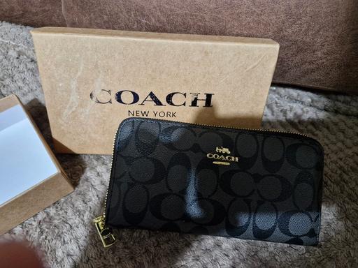  — Zip around purse