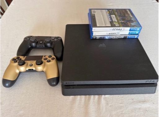  — Sony PS4 + 2 controllers + Games