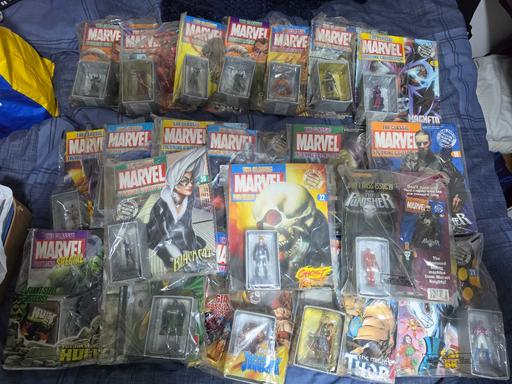  — 20 Limited ed marvel comics w/ lead figures