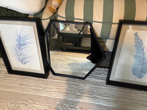  — Frames and mirror set