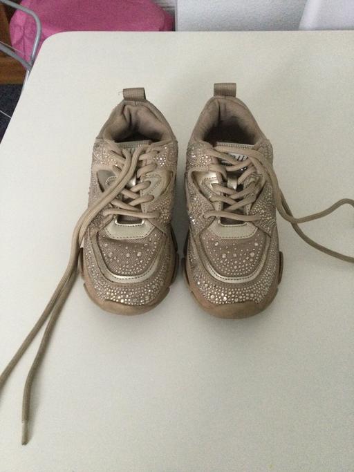  — Girls trainers size 1