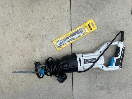  — Electric Saw with spare blades