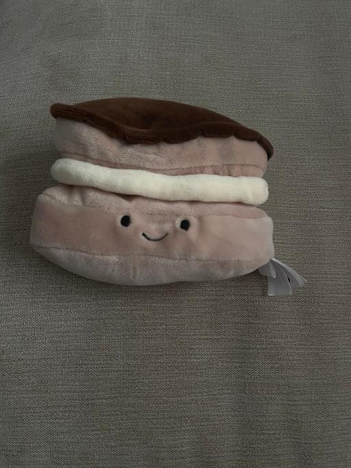  — Amusable eclair