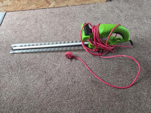  — Hedge trimmer