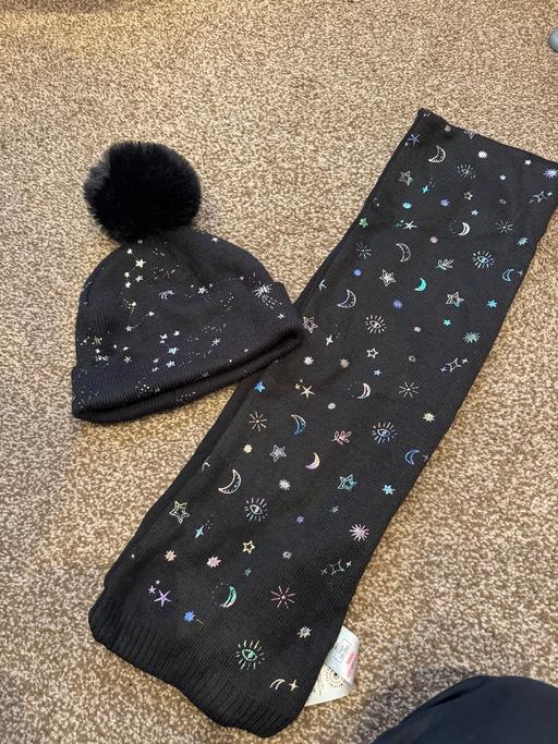  — Girls hat & scarf set 4-8 years