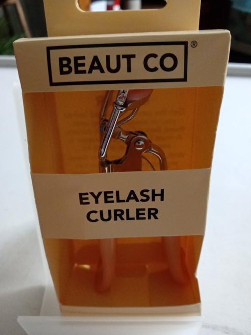  — brand new EYELASH CURLER