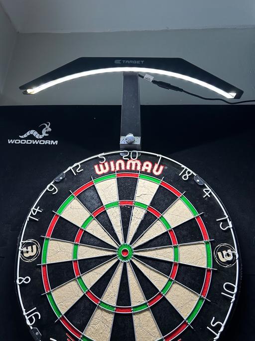  — Winmau pro dartboard + darts+ oche+ light