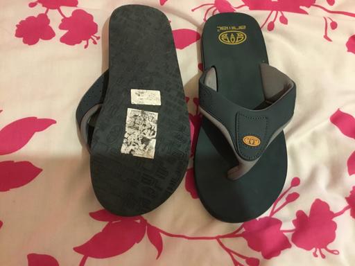  — Men’s New Sliders Size 10
