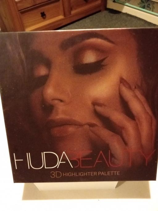  — brand new ladies HUDABEAUTY MAKE up