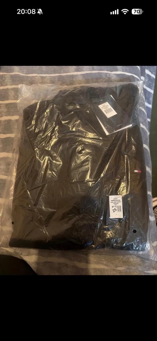  — Men’s Large Tommy Hilfiger Hoodie
