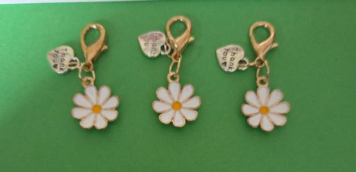  — / 3 X DAISY CLIPS.