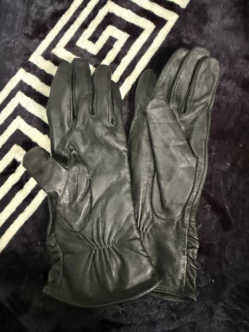 — Black faux leather gloves