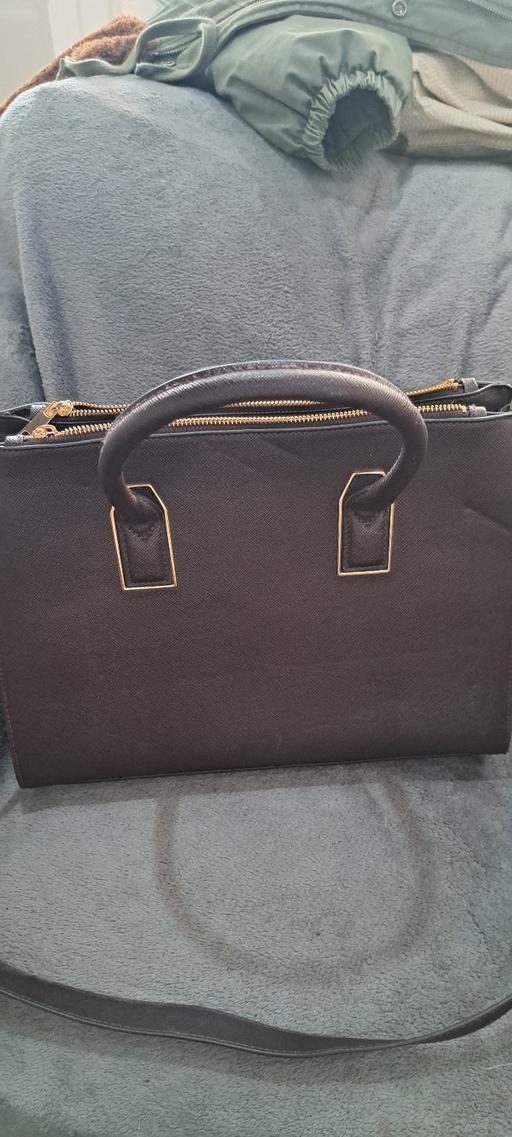  — H&M Handbag
