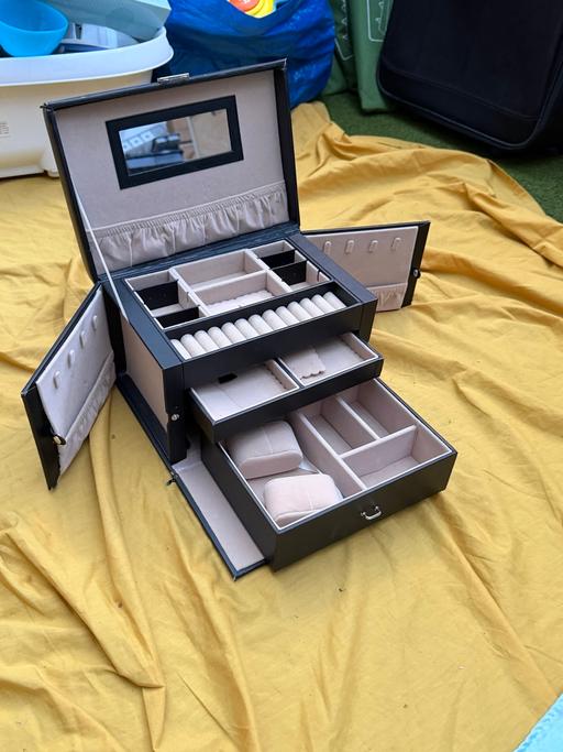  — jewelry box