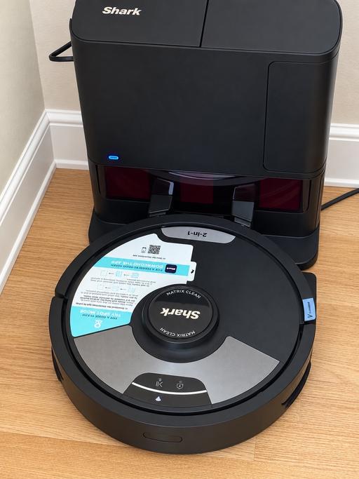  — Shark Matrix Plus 2 in 1 vacuum / mop robot.