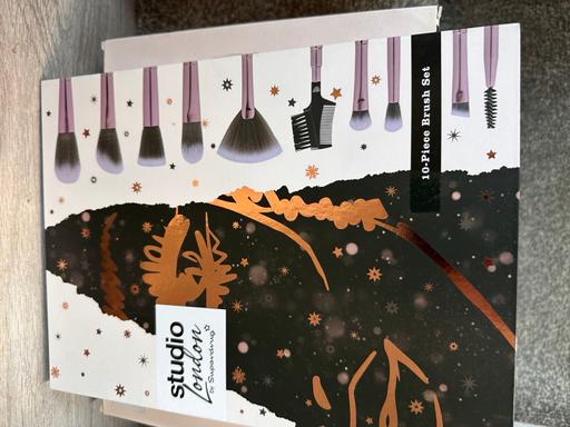  — Studio London make up brushes