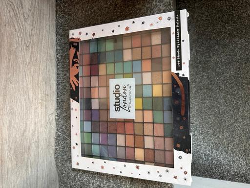  — Brand new make up palette