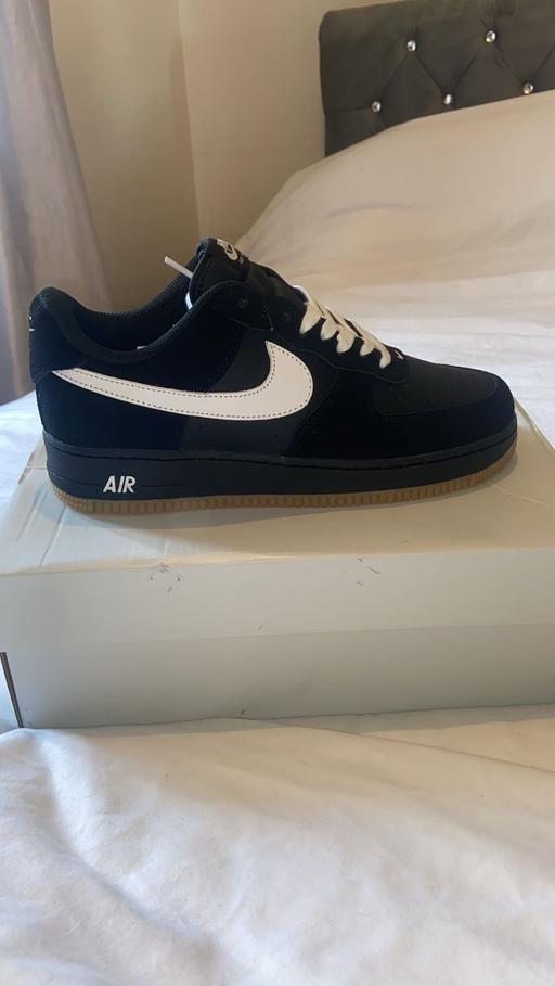  — Size 8 Nike trainers