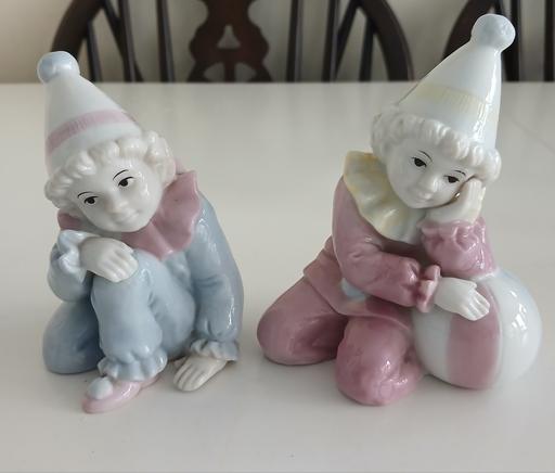  — 2 x figurines