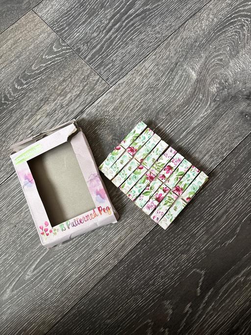  — Patterned pegs
