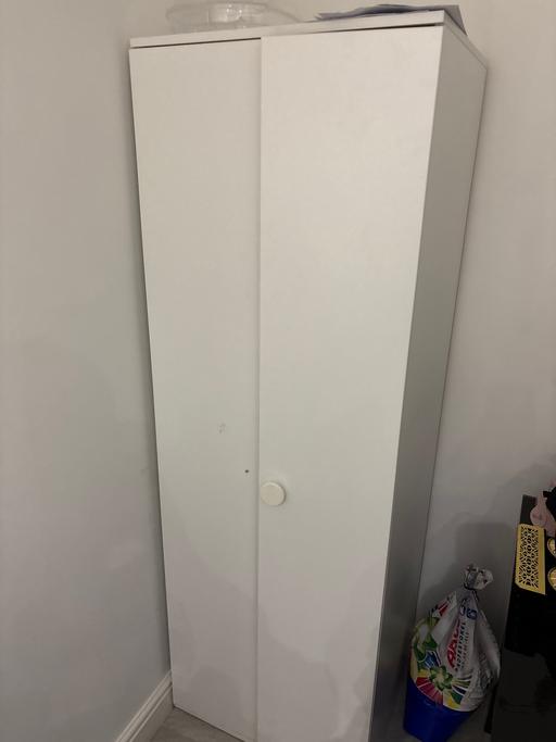  — Wardrobe standing