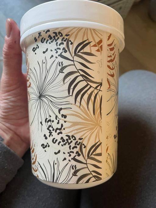 — New screw top storage containers 2.£ each
