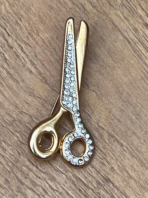  — Scissors brooch