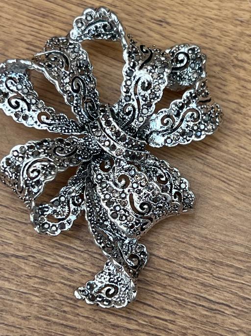  — Attractive large brooch