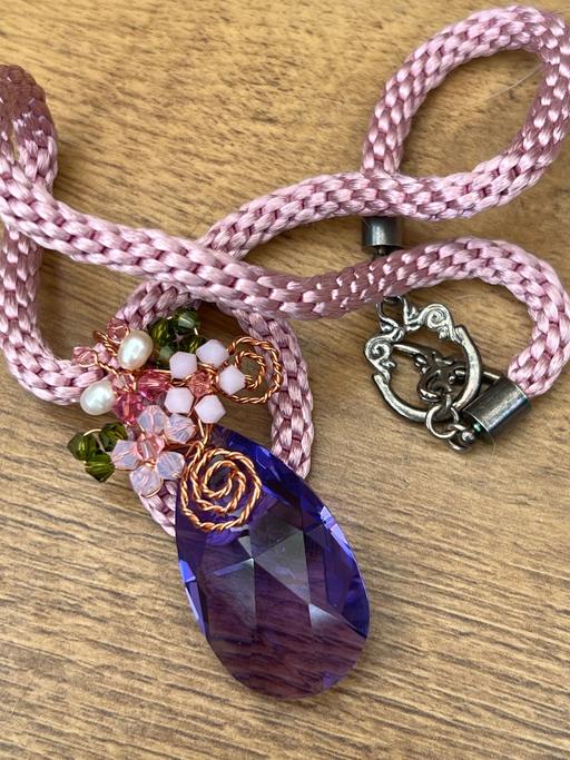  — Lovely crystal necklace