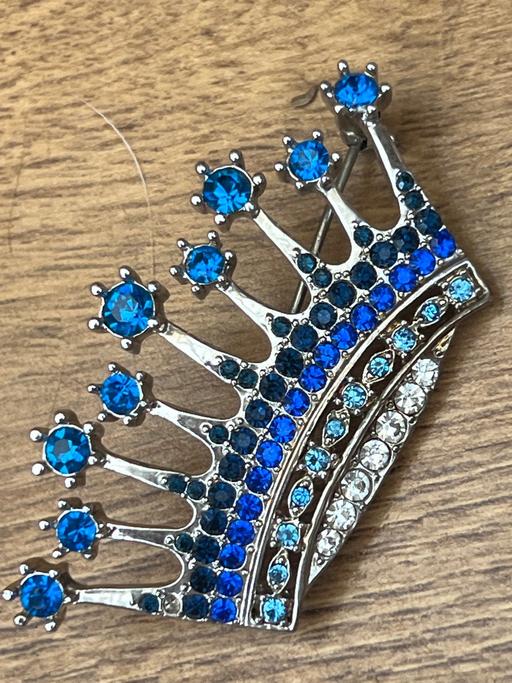  — Lovely crown brooch