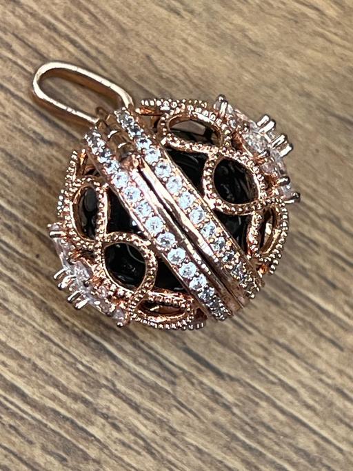  — Attractive pendant