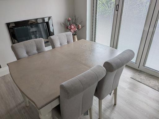  — extendable kitchen table and 4 chairs