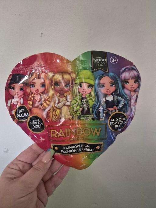  — new Rainbow High Fashion Surprise