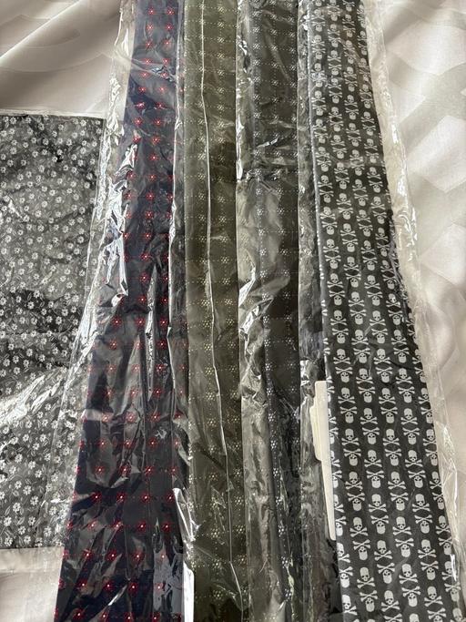 — 4 Men’s Ties and pocket Hankerchief.