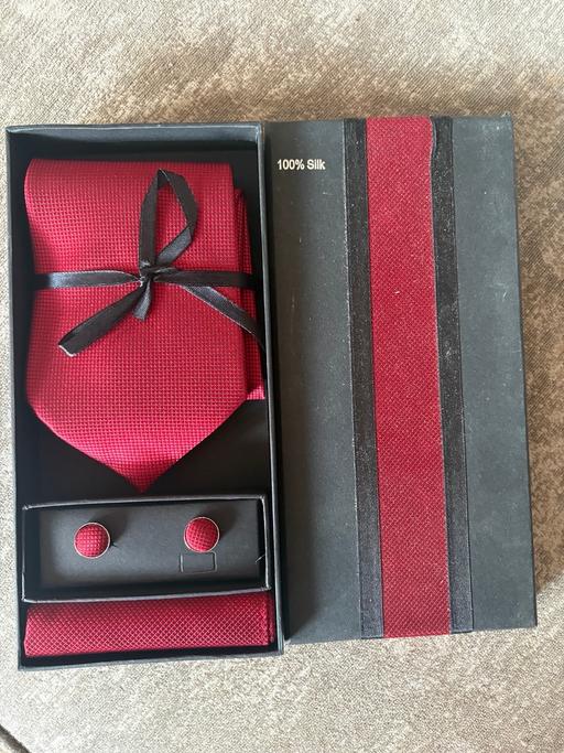  — Red tie boxset