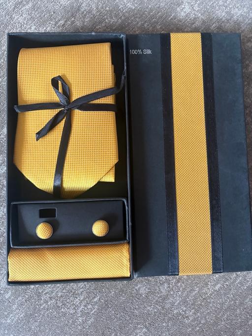  — Yellow tie boxset