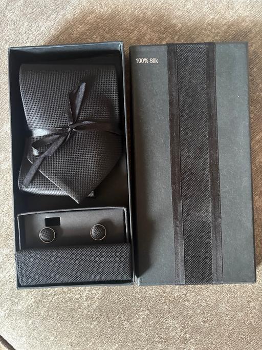  — Black tie boxset