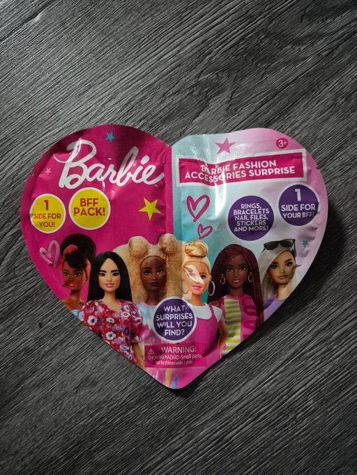  — new Barbie Fashion Accessories Surprise