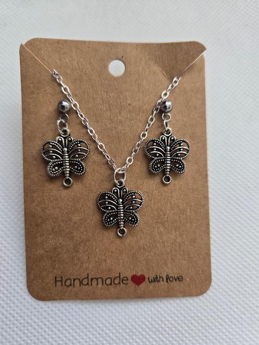  — Butterflies Earrings and Necklace Set