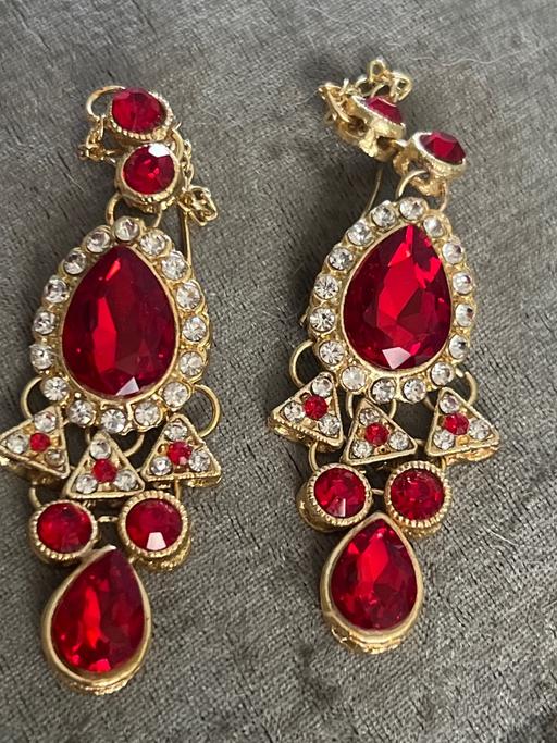  — Beautiful statement earrings