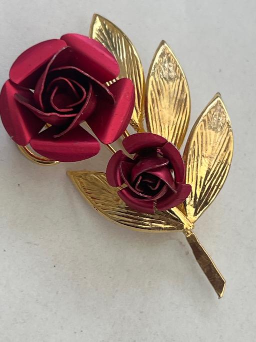  — Lovely vintage brooch