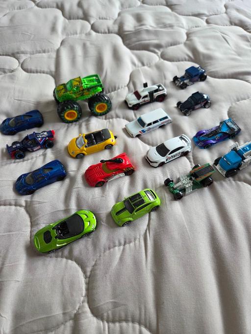  — HOT WHEELS toy car bundle