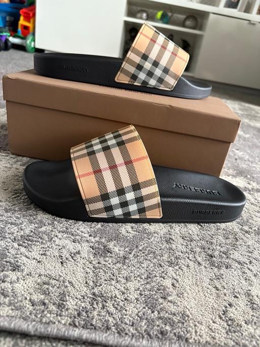  — Burberry slides size 10