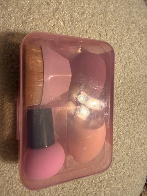  — Make up brush/sponge set.new