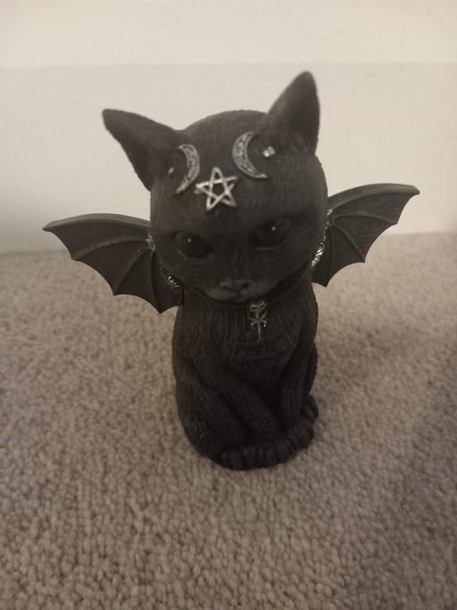  — cat statue