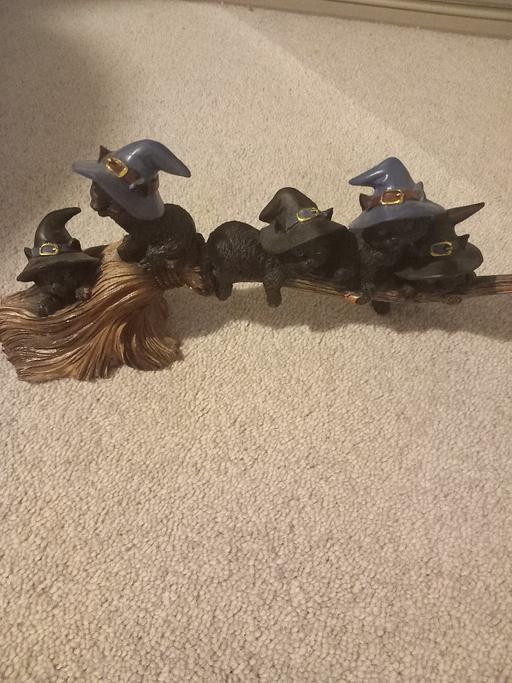  — cats statue