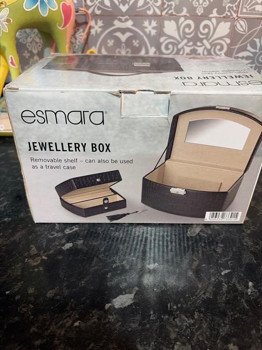  — Leather jewellery box