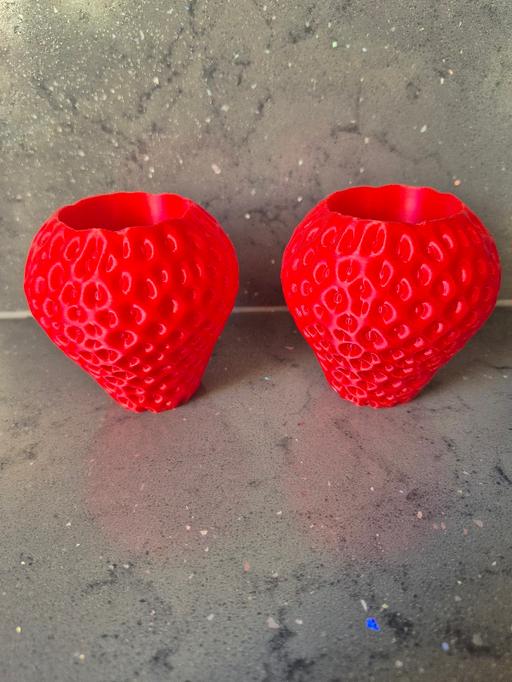  — strawberry planters set of 2