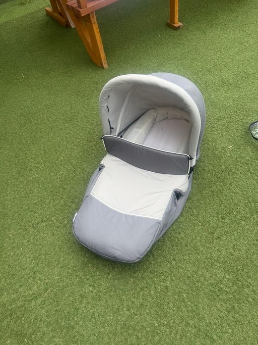  — Carrycot with raincover
